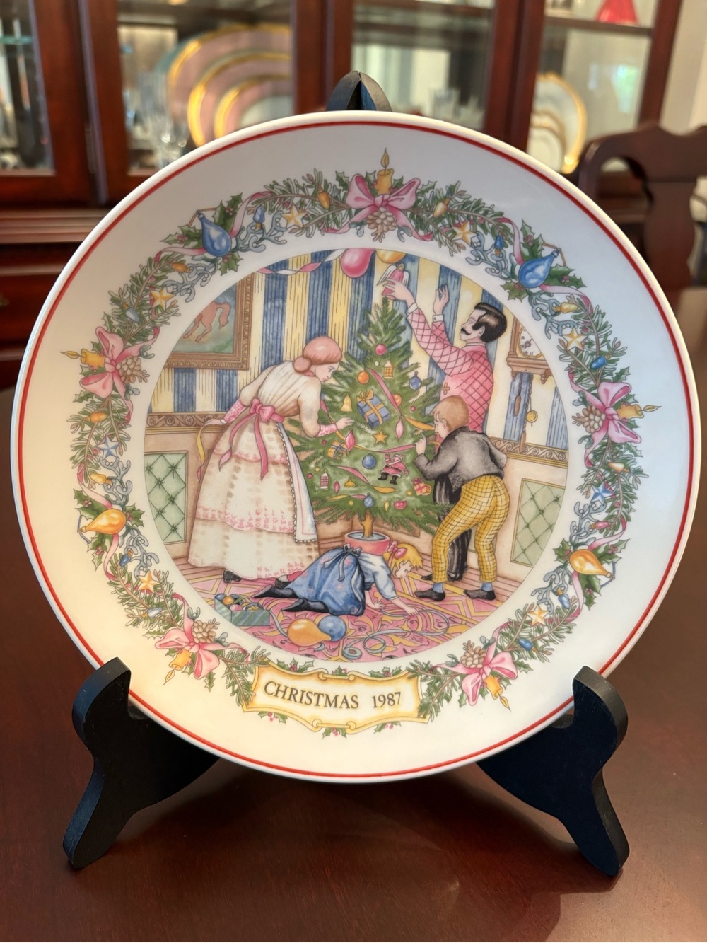 Wedgwood Christmas Family Tree Scene Decorative Plate - Red, Green, Pink, Blue